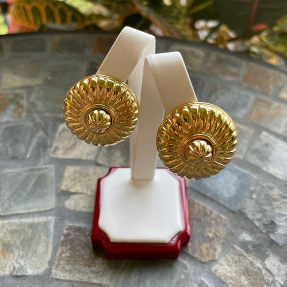 Givenchy VTG 18K gold plated clip earrings - Picture 2 of 14